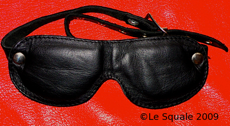 bandeau blindfold cuir bdsm